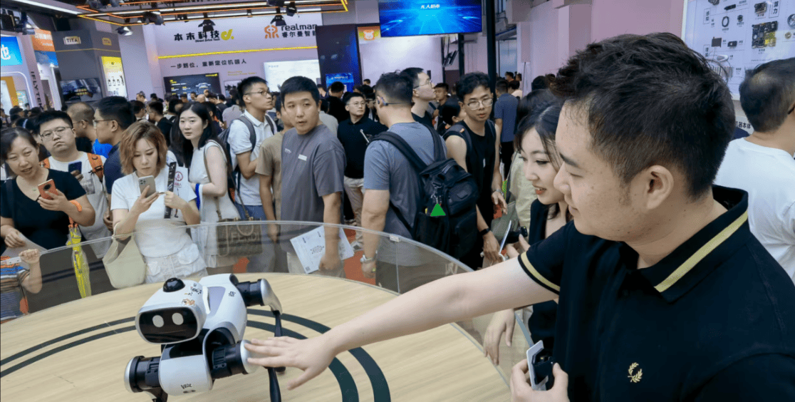 人和机器人最多的一届WRC：足球赛、打麻将、拣货，200家机器人“打工天团”出道