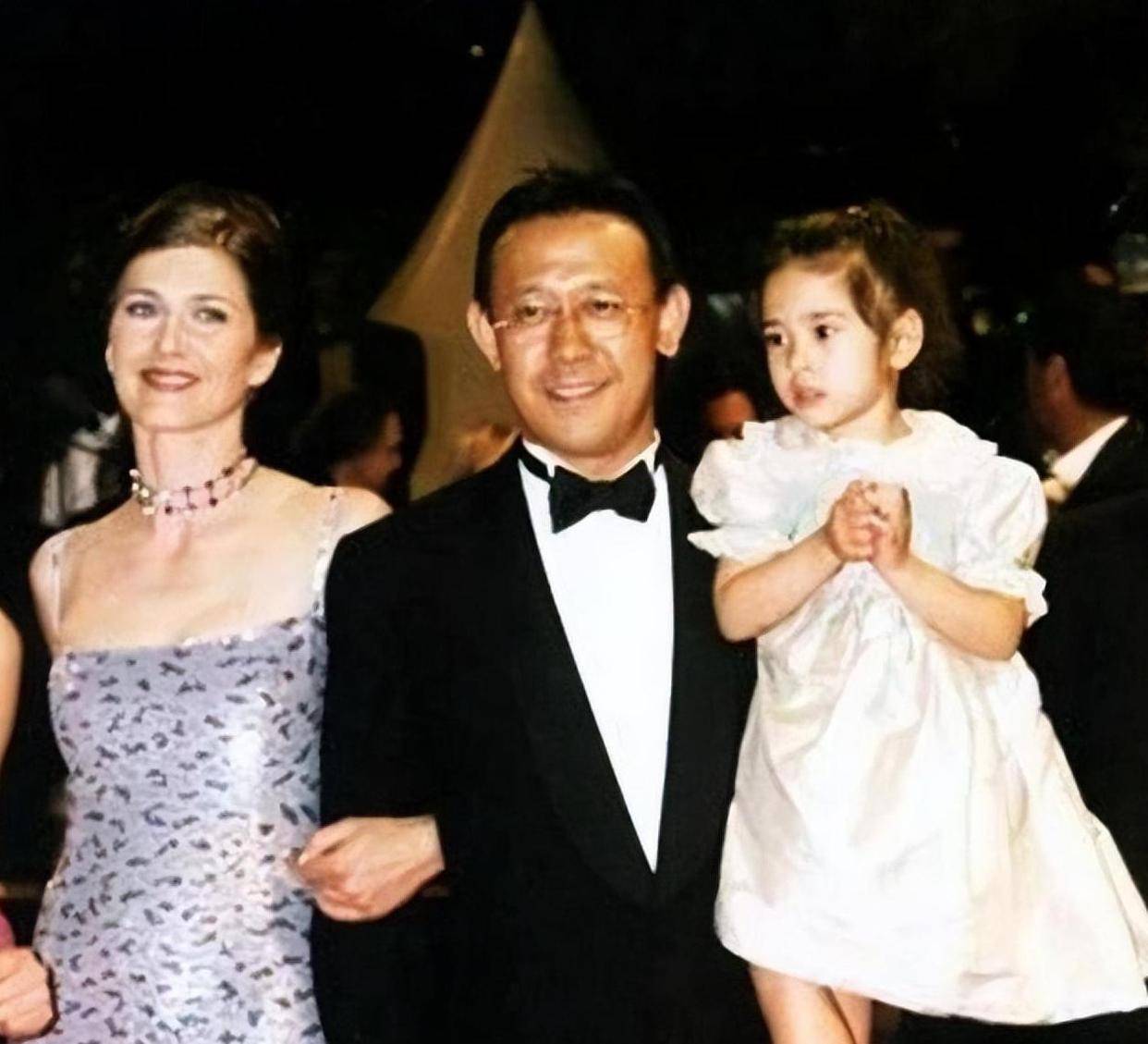 姜文31岁女儿结婚，姜一郎小腹凸起疑怀孕，外国女婿身份曝光