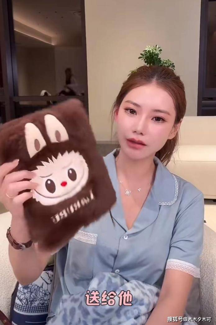 大S儿女颜值曝光，小玥儿脸圆眼睛小，弟弟简直就是汪小菲翻版