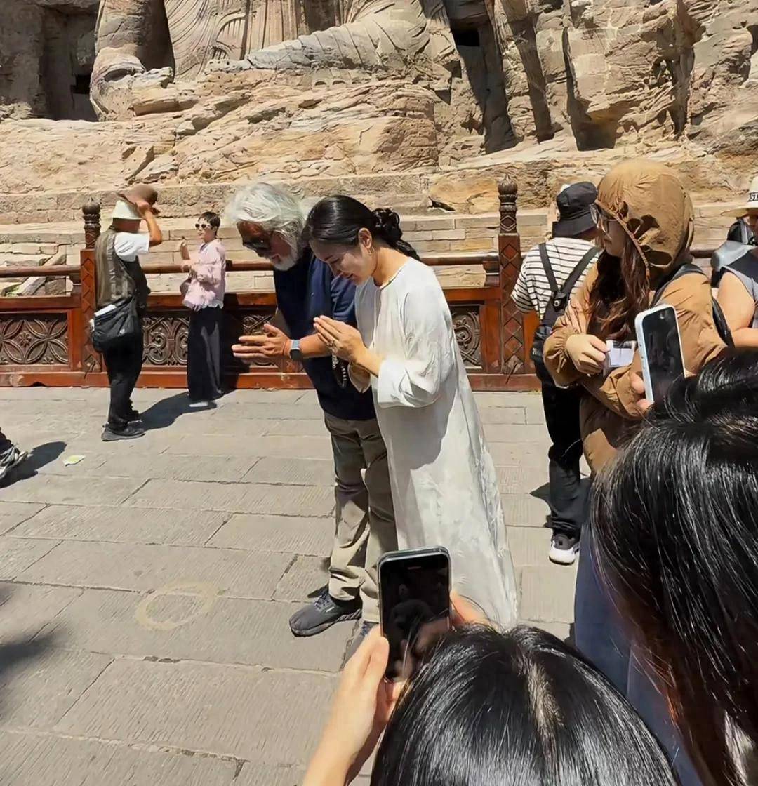 张纪中一家人到山西大同旅游，两个儿子打架争吵，杜星霖上前劝架