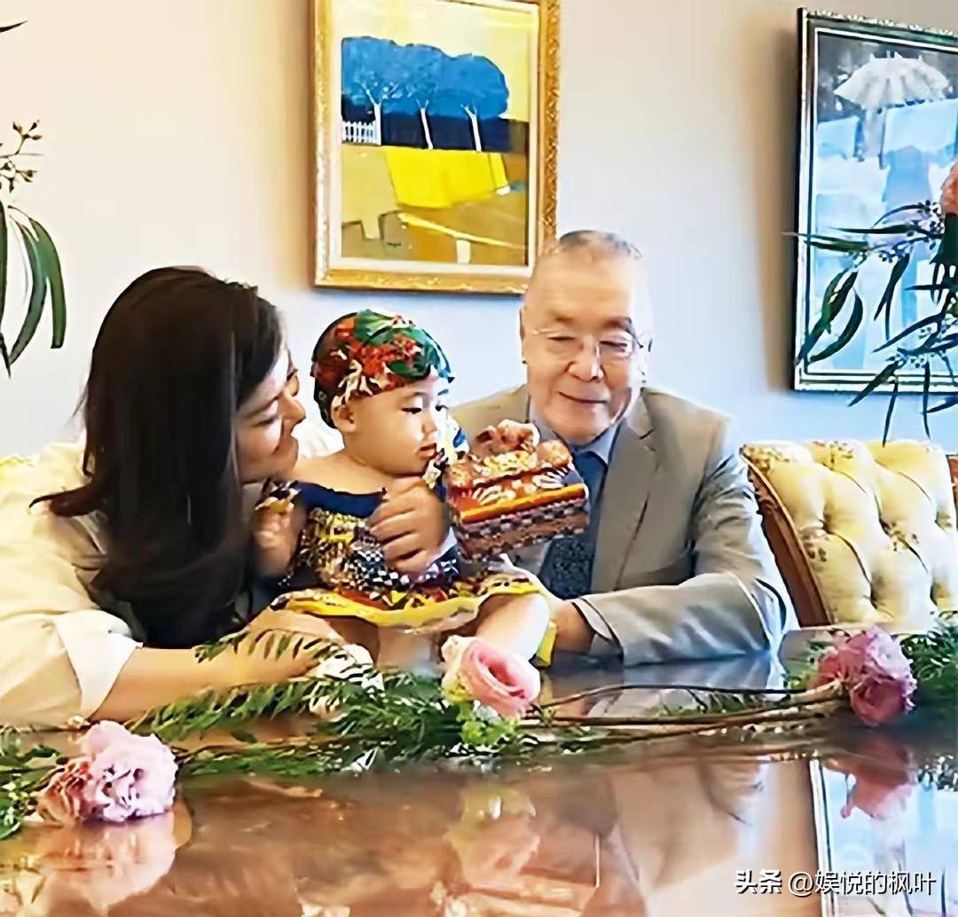 86岁刘诗昆过周末！携4岁女儿2岁儿子戏水，和范曾走的路截然不同