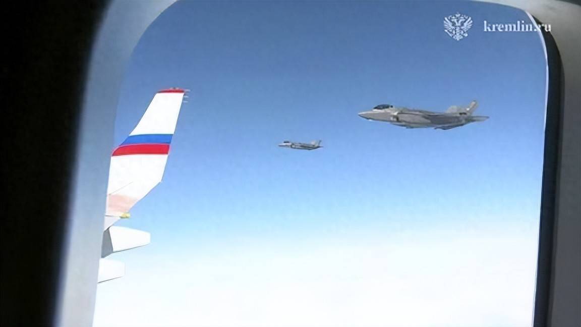 差距如此明显？F-35护航普京回国，由苏-35接替，连苏-57都没资格出场？