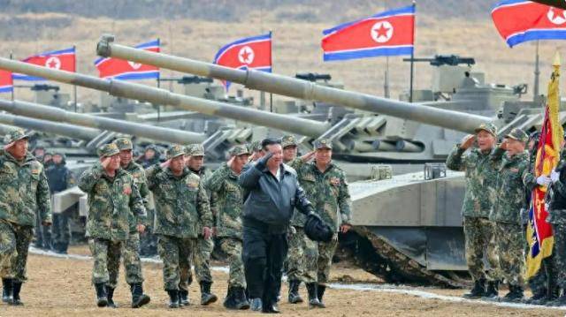 中国邻国被曝增兵，派出6000人、100辆装甲车，帮普京解决心头大患