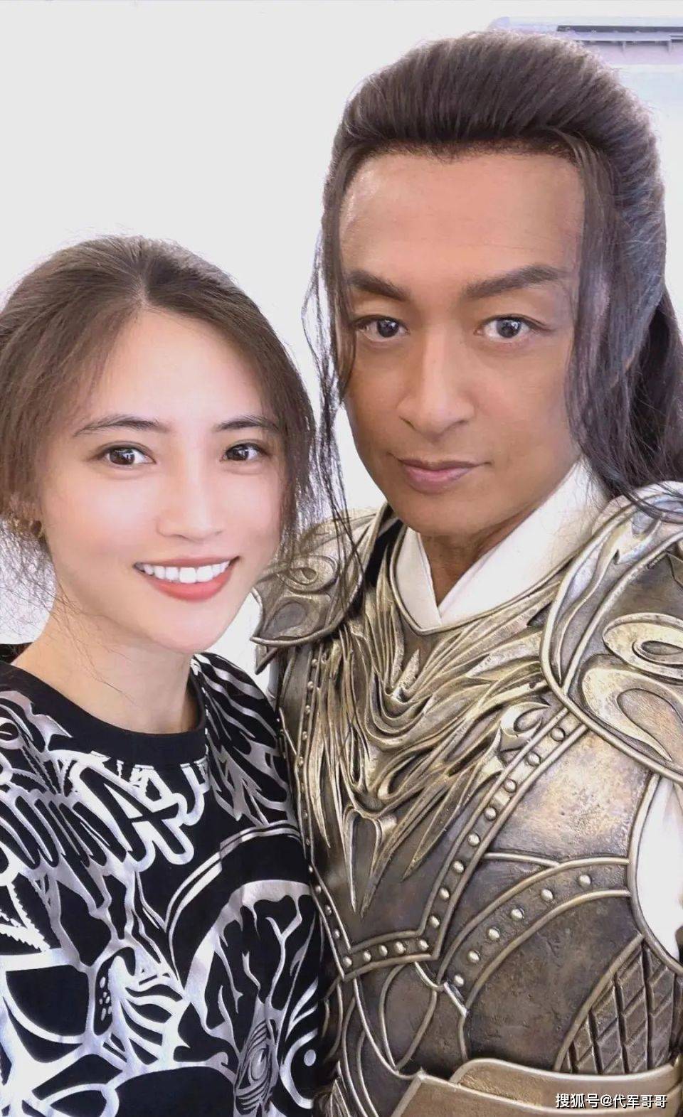 离婚8年，63岁马景涛被小26岁女友曝光恋情，她到底什么来头？