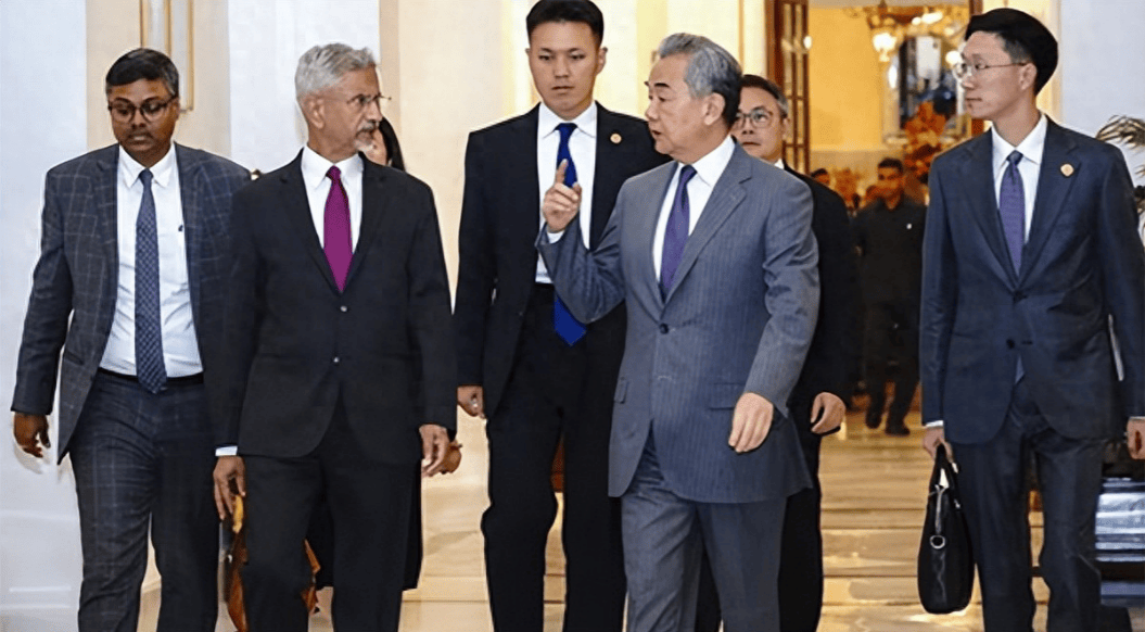 莫迪提格见王毅，美国气不打一处来，特朗普顾问：切断军事技术转让