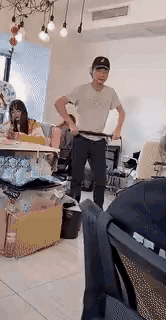 妹子，风太大了就别穿裙子了，原形毕露了吧，哈哈哈哈哈。