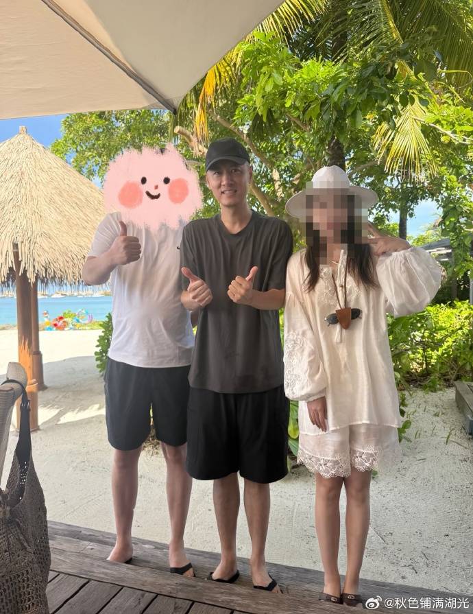 任重一家与王阳一家海外度假，两人交流自然，妻子们相邻而坐