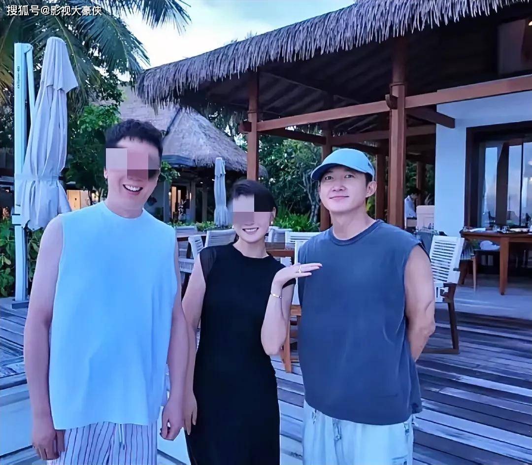 任重王阳两家一起度假，二十年友情真难得，两位老婆展现不同的美