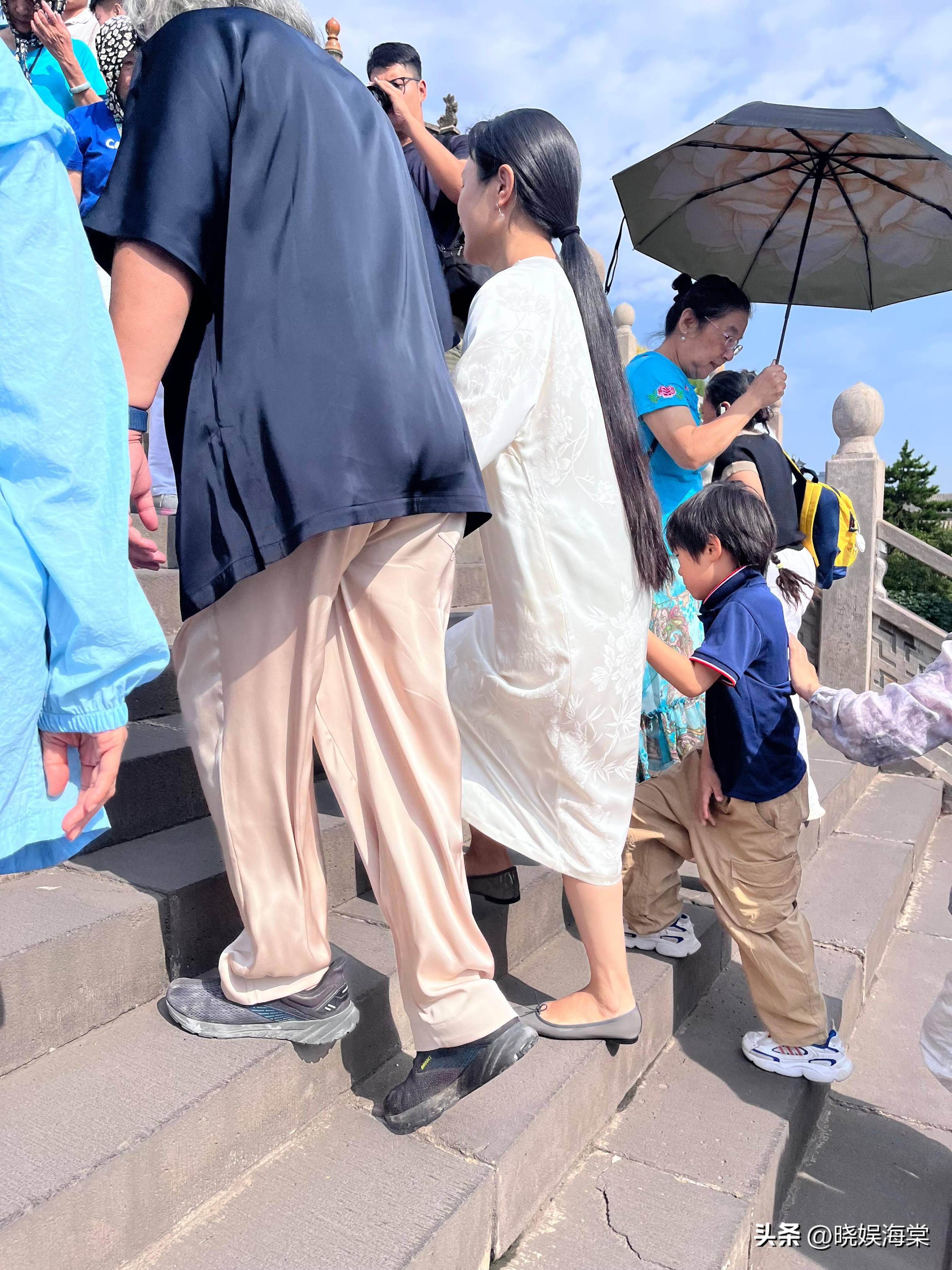 张纪中杜星霖被指偏心！亲儿子公然殴打混血继子，全程冷漠无视