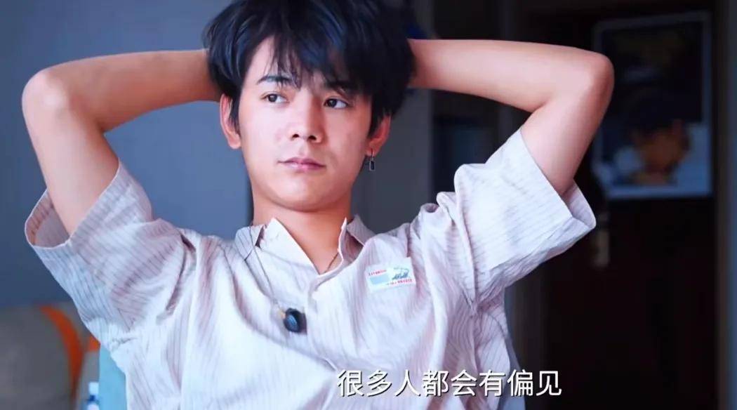 丁真自曝曾遭圈内人歧视，被嘲身上有异味，直言自己像讨饭的