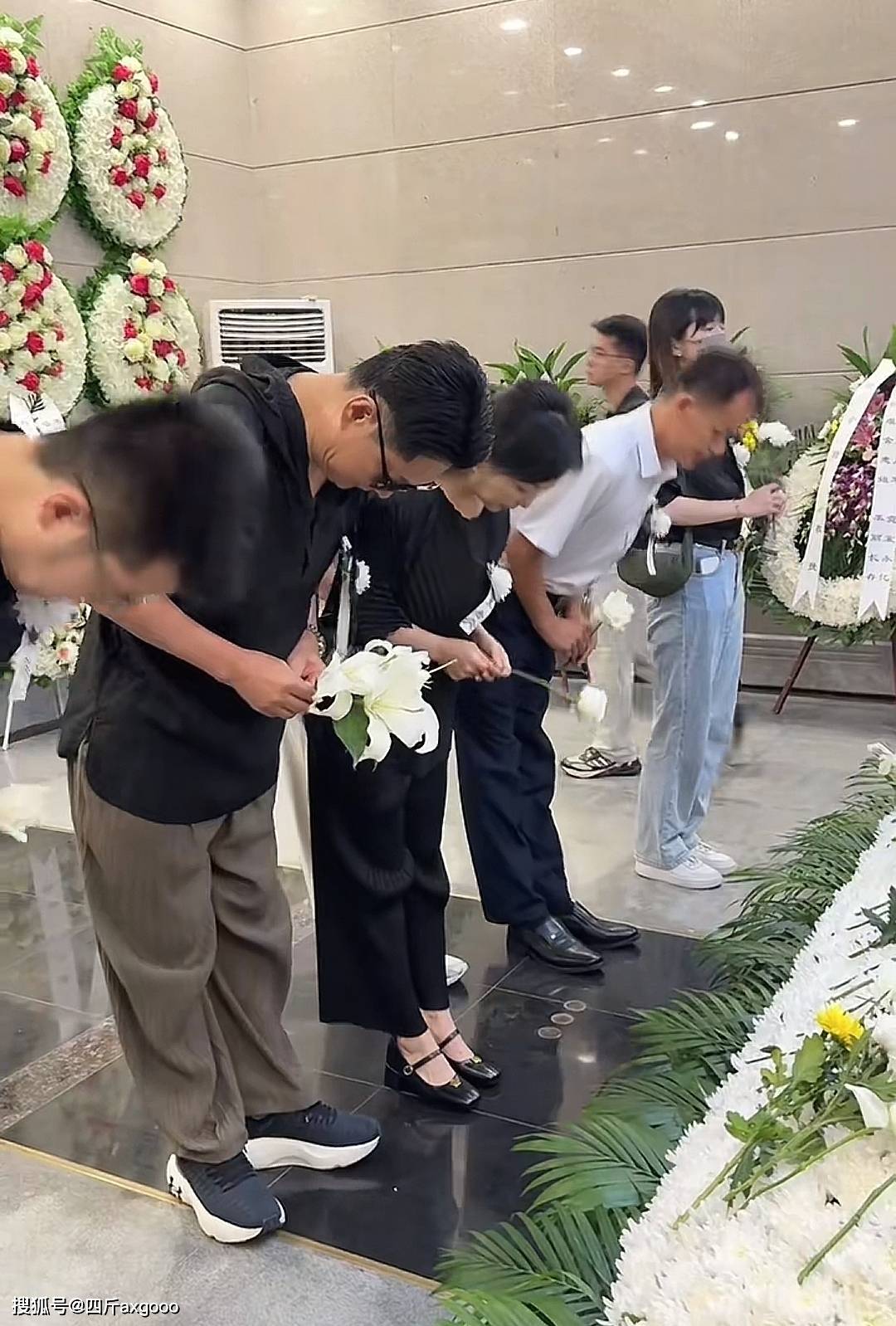 千百惠遗体告别仪式现场，老友黄安痛哭，遗憾没能落叶归根回台湾