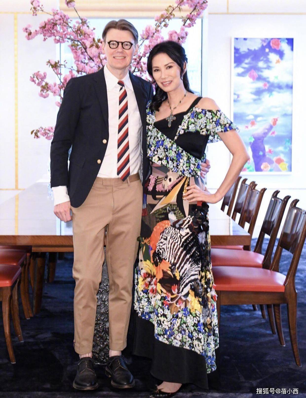 伟德国际被离婚10年后的邓文迪惊艳！55岁还穿吊带连衣裙肌肉线条太自律