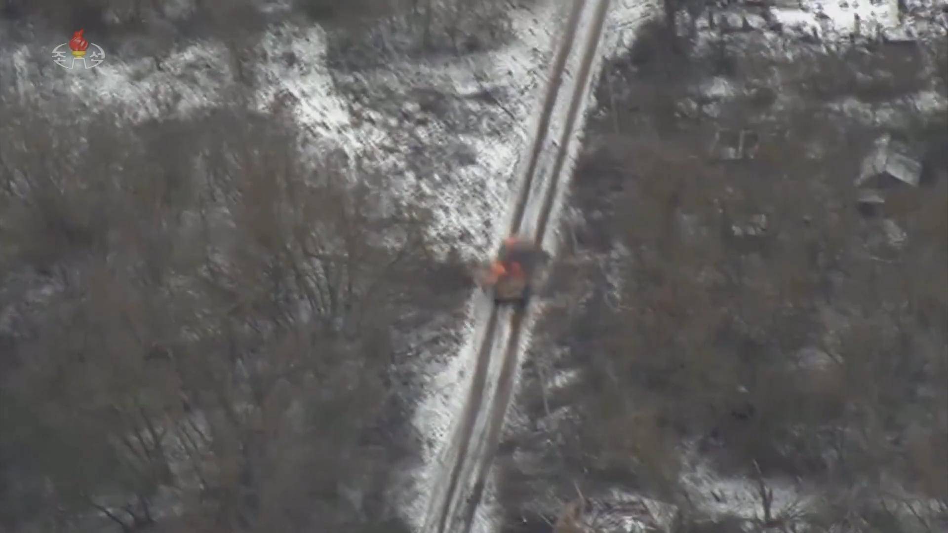 朝鲜兵坐山东猫突击，炸美国突击车，炸反地雷车，107火箭炮开火