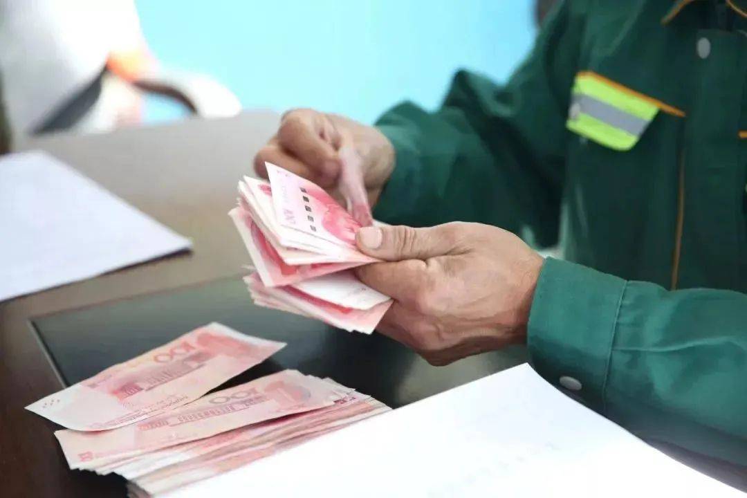有高人建议，每超期服役一年，每月给予 200 元的补贴，您支持吗？