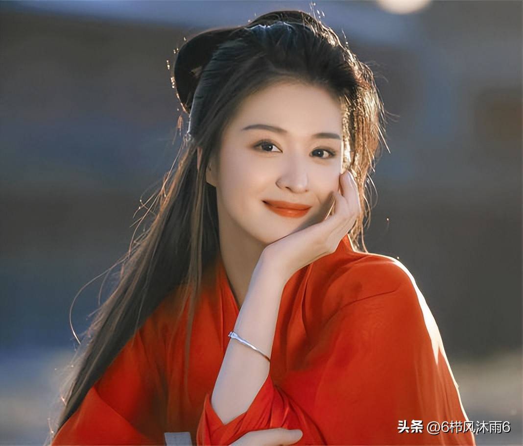 王楚然坐飞机素颜照曝光，网友直言看完彻底治愈容貌焦虑