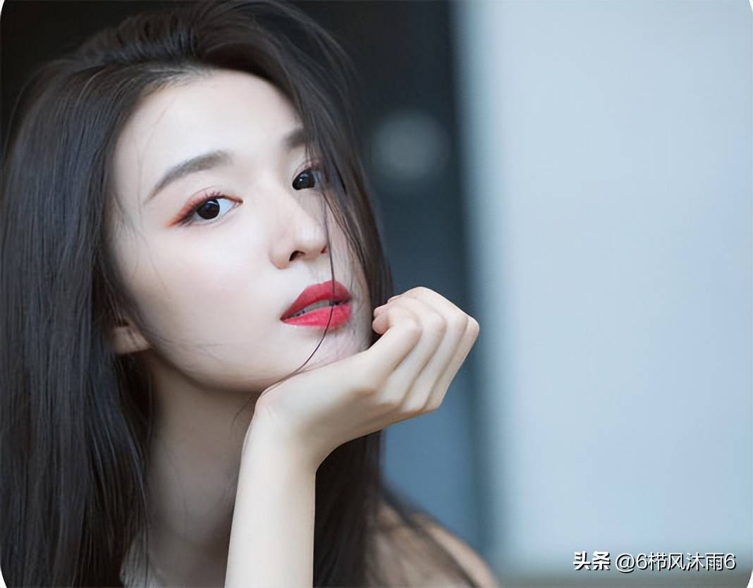 王楚然坐飞机素颜照曝光，网友直言看完彻底治愈容貌焦虑