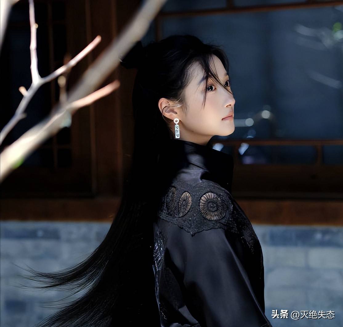 关晓彤官宣喜讯后，再看她和鹿晗合影，果然爱与不爱很明显