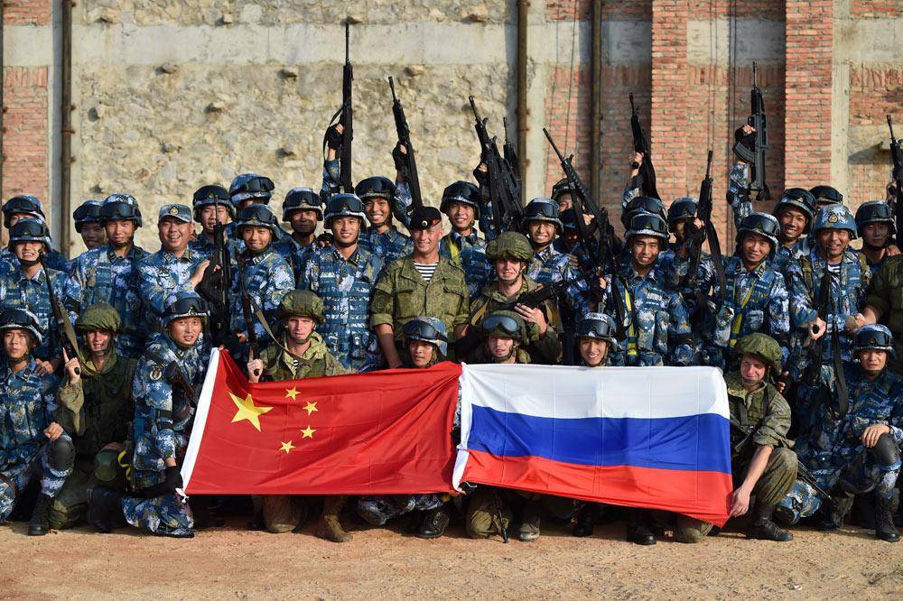 普京专机降落天津，顺着红地毯走下专机，携三位副总理及政要访华，带来了大半个俄高层！