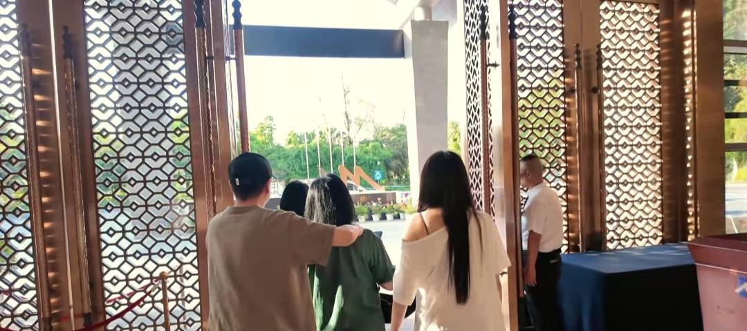 王中磊携儿子陪老婆回重庆老家岳父岳母罕露面，老家别墅典雅别致
