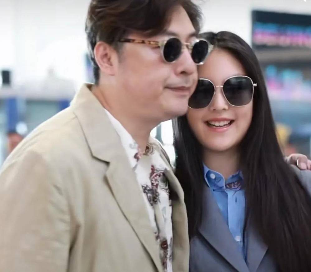 王诗龄开学王岳伦送机！穿学院风显腿短衣品不如爸爸，瘦出尖下巴