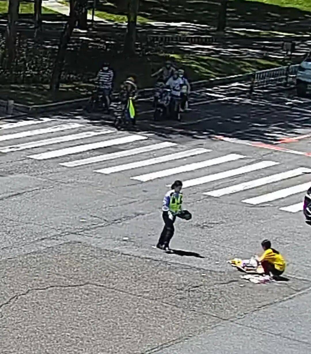 惠州一女警帮女子捡拾掉落的杂物，用警帽装起带到安全岛获赞