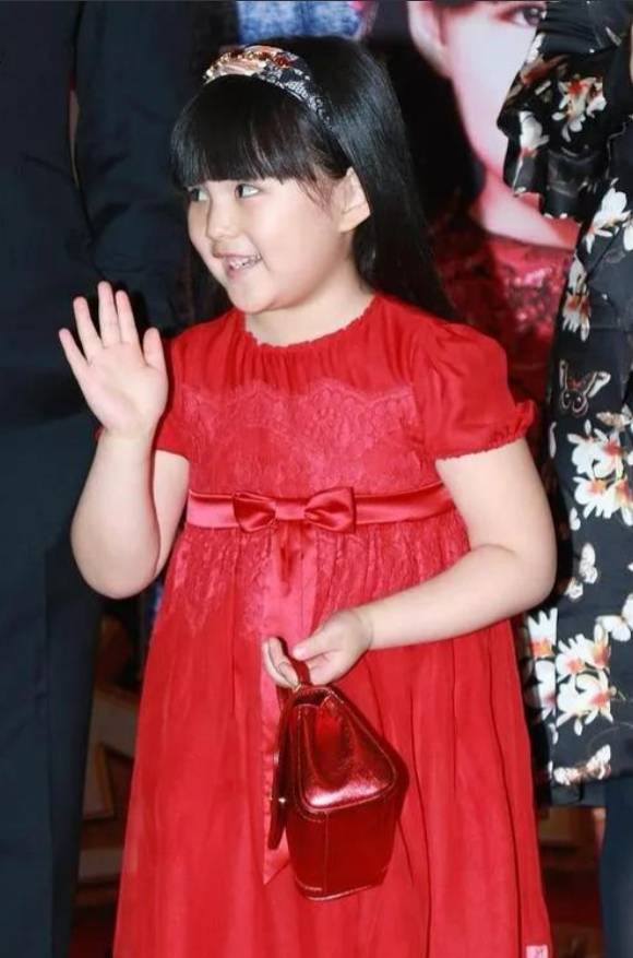 王诗龄开学王岳伦送机！穿学院风显腿短衣品不如爸爸，瘦出尖下巴