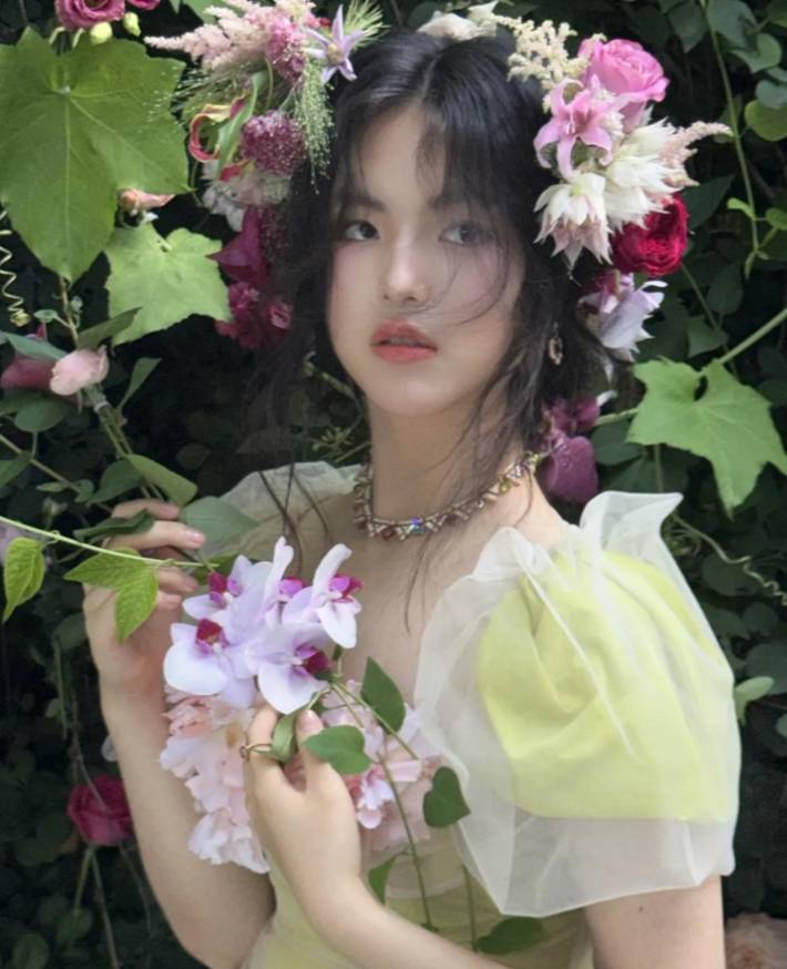 王诗龄开学王岳伦送机！穿学院风显腿短衣品不如爸爸，瘦出尖下巴