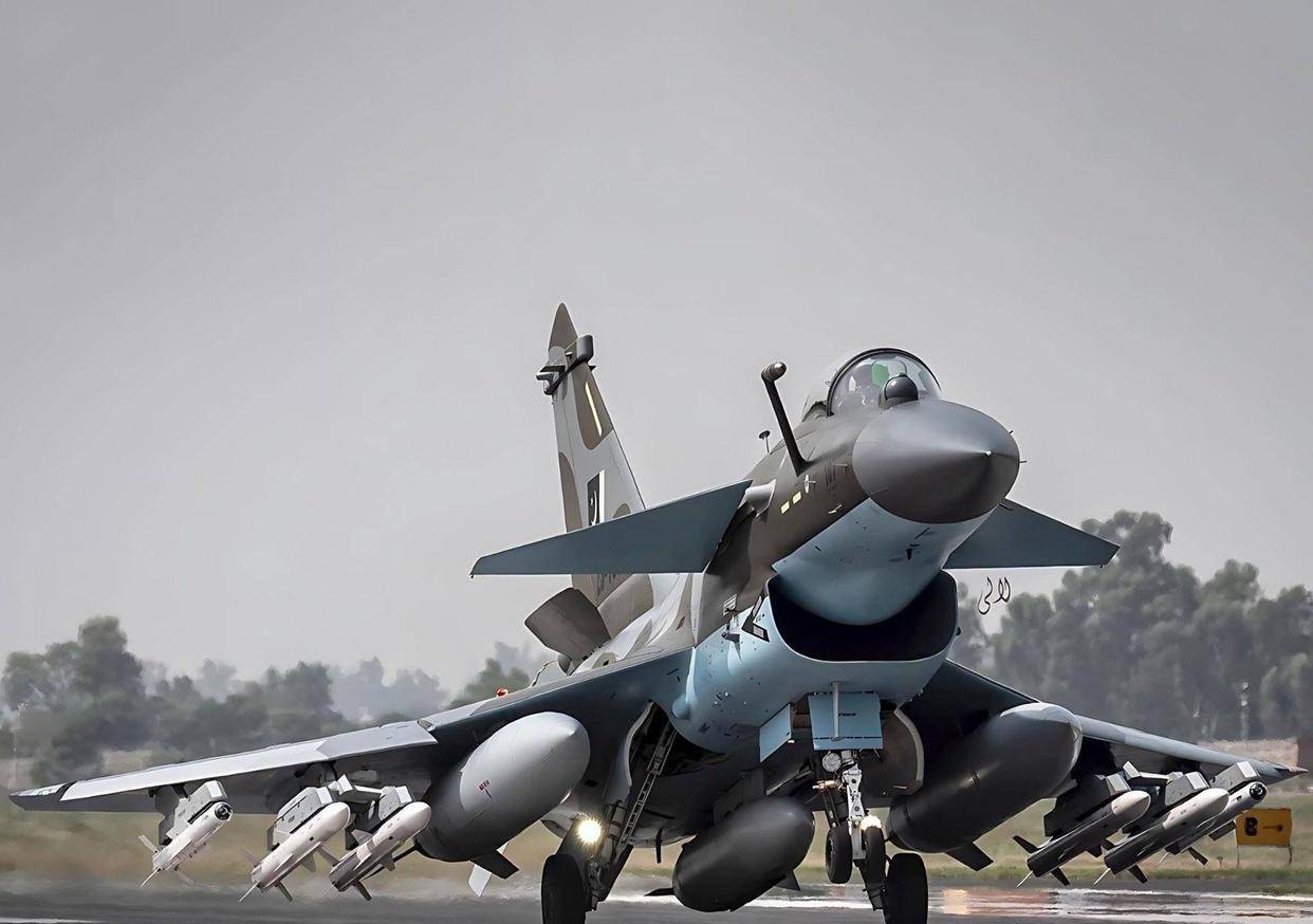 印度班加罗尔空军基地停机坪上，一架苏-30MKI重型战斗机展开双翼
