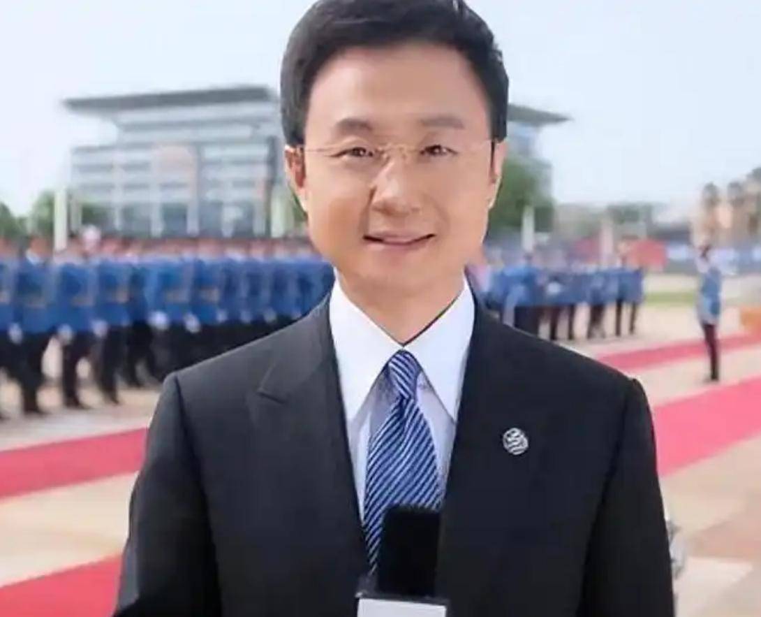 一开口就赢了全场！九三阅兵解说员揭晓，原来是他们两位，都是央视知名主持人，颜值才华气质并存