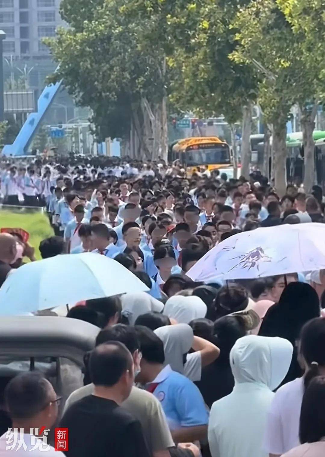一中学初一新生多达94个班，放学时人山人海！教学质量如何保证？当地教体局回应