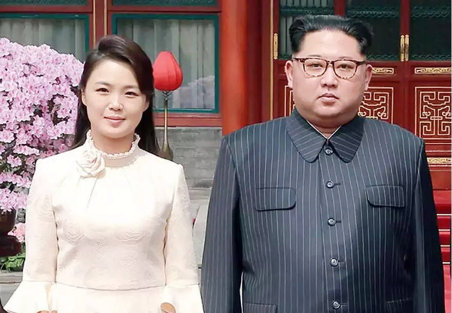 金正恩妻子的穿搭好雍容，上方圆领下方短裙得体，立体发型挺精神