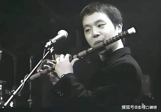 55岁窦唯已迁居阿那亚多年，骑电动车，买菜砍价，生活过得惬意