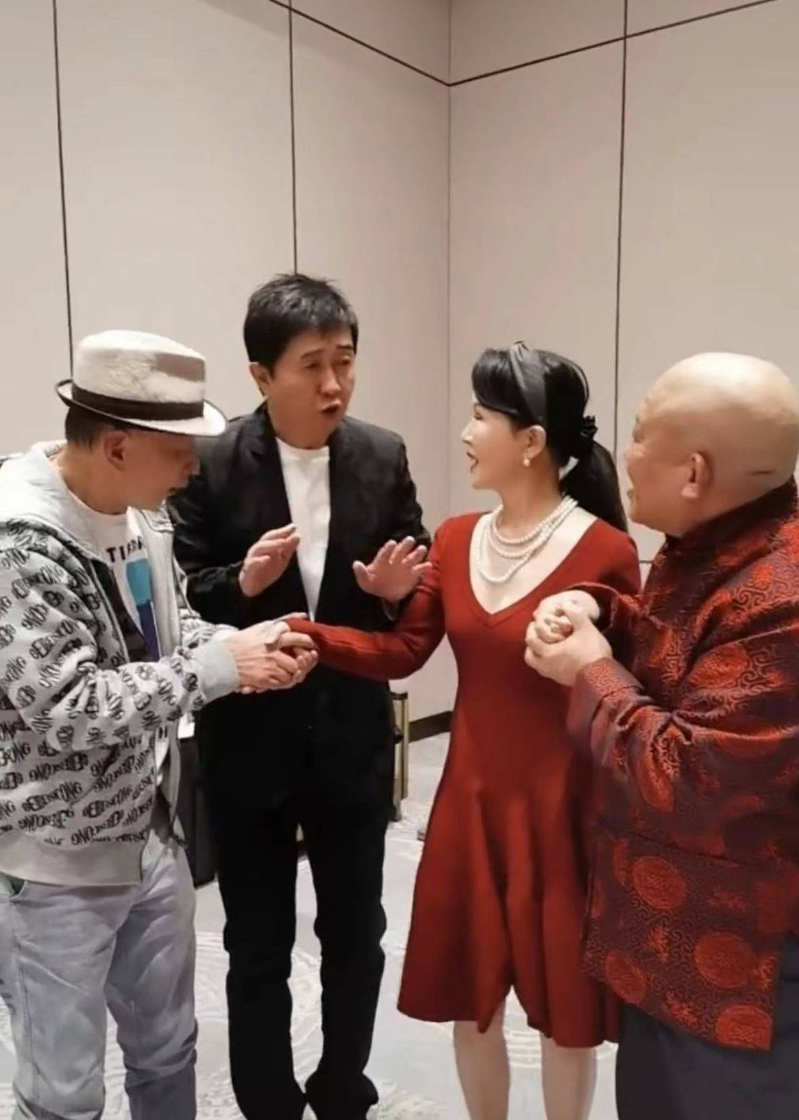 一级演员杜旭东惹争议！双手来回抓任静手不放，付笛生吃醋忙救场