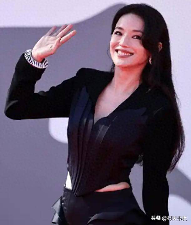 49岁舒淇威尼斯泪崩！导演首秀惊艳世界，从影后到导演的逆袭