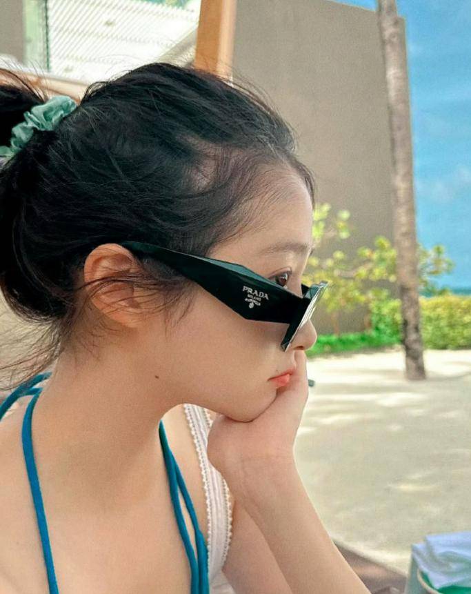 关晓彤晒海边度假美照穿比基尼慵懒随性好身材来源于足够自律