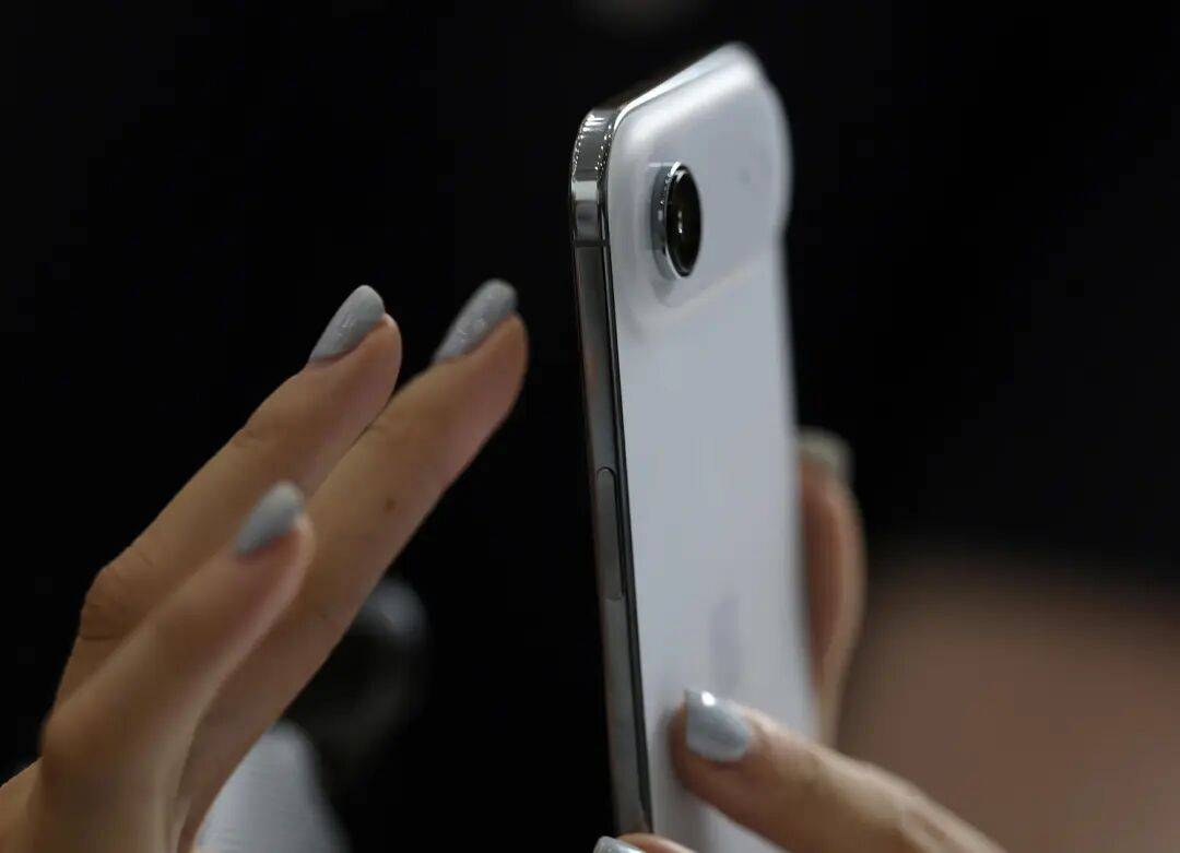 iPhone Air在华发售延期，苹果发布声明：正与监管机构紧密合作，力争尽快在中国推出；原定今晚与另外三款iPhone同步预售