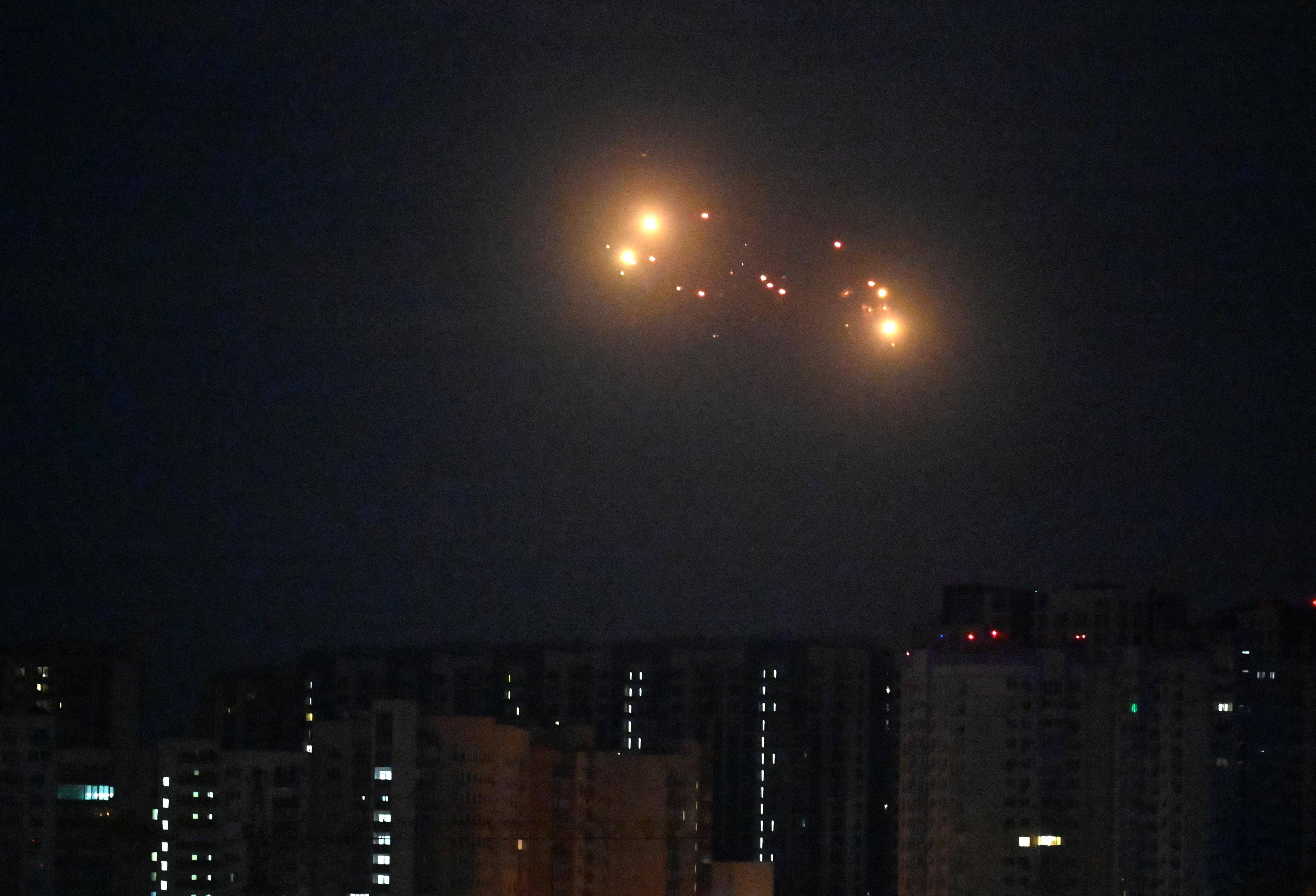 俄军20万士兵将从白俄罗斯森林出发，二打基辅？乌军机场辐射飙升