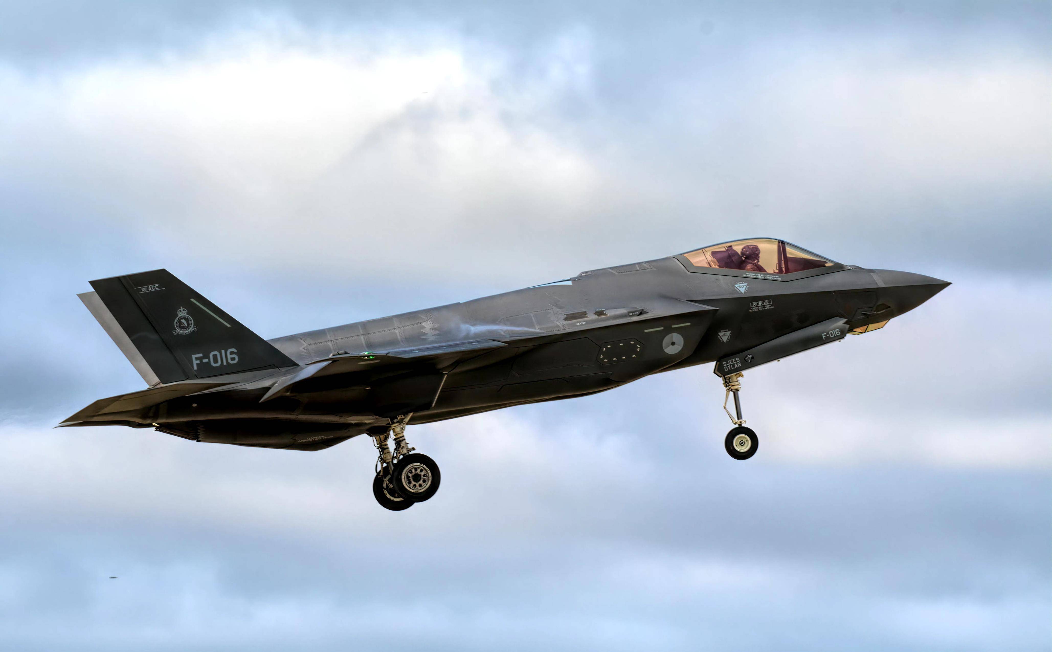 大战一触即发，美军10架F-35随时开火。空战确实难，但最怕持久战