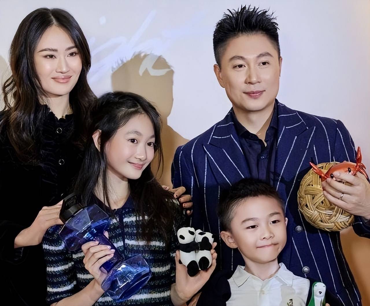 13岁奥莉参加比赛妆容掩盖漂亮颜值像23露出兔子牙牙缝好宽