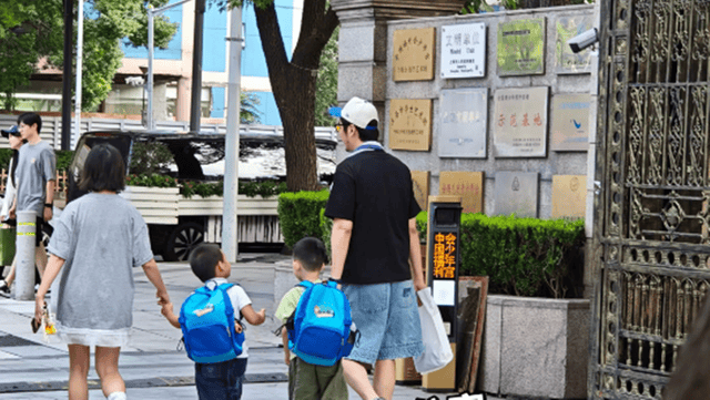 金世佳接儿子放学，189个头身材练得真好，牵着儿子手人夫感好强