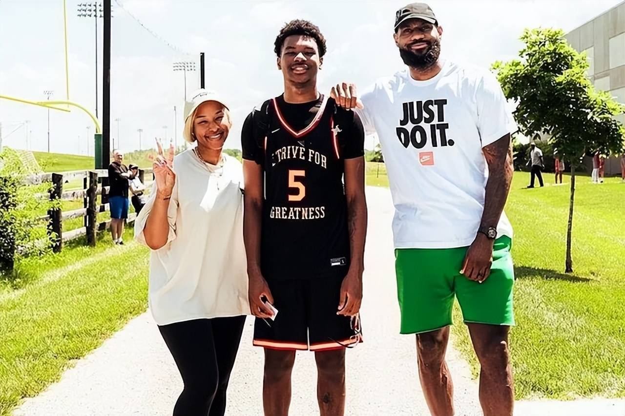 原创             NBA高管：詹姆斯下赛季夺冠才会退役 三队明年夏天有望追求他