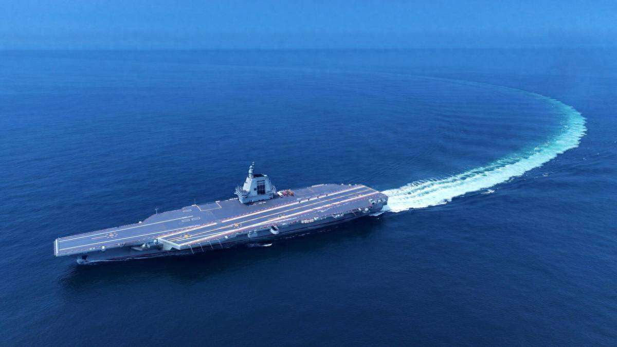 福建舰南海就位，七艘大型舰艇齐聚，总计30万吨，解放军兵力规模空前！
