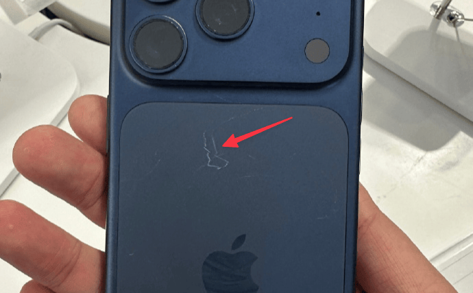 苹果iPhone 17 Pro上市首日暴露划痕问题，甚至贴膜都要小心！