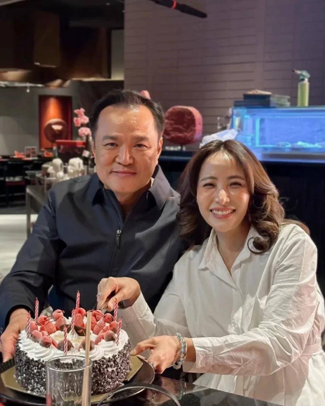 泰国新总理夫人：比总理小20岁，网红店主，气质温婉，钟爱名表