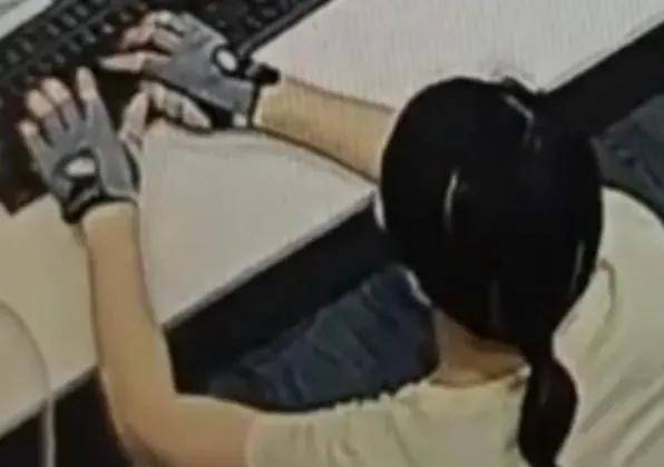 一女子趁前台不在，自行操作电脑续费两年健身卡会员，店家回应：已报警