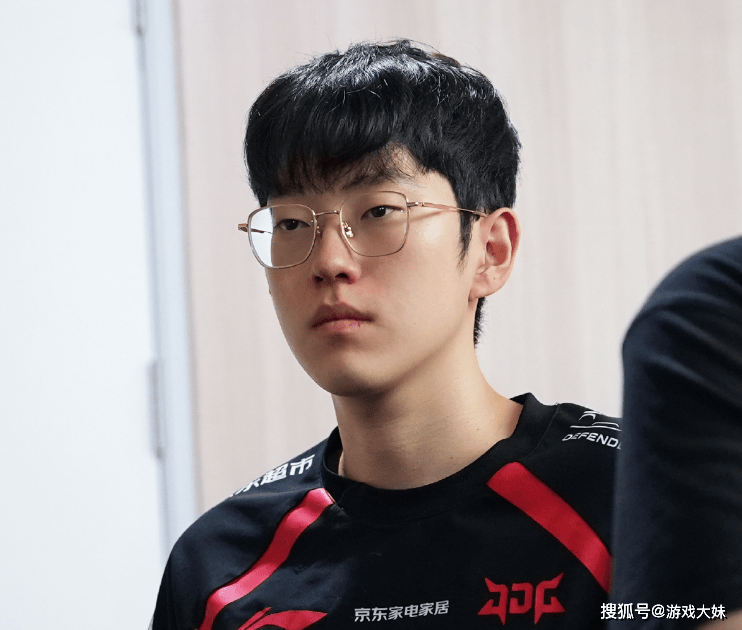 女装faker之后又出现女装scout穿黑丝跳舞让人生理不适