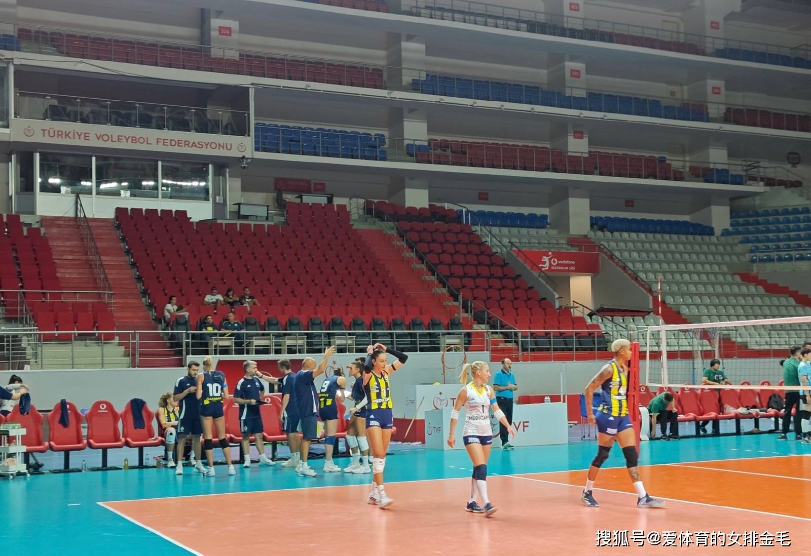 原创             热身赛天津女排五局不敌费内巴切！李盈莹袁心玥大战瓦尔加斯奥罗