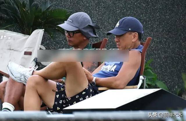 具俊晔祭奠大S，在墓前和朋友跷二郎腿玩手机，看别墅被疑要搬家
