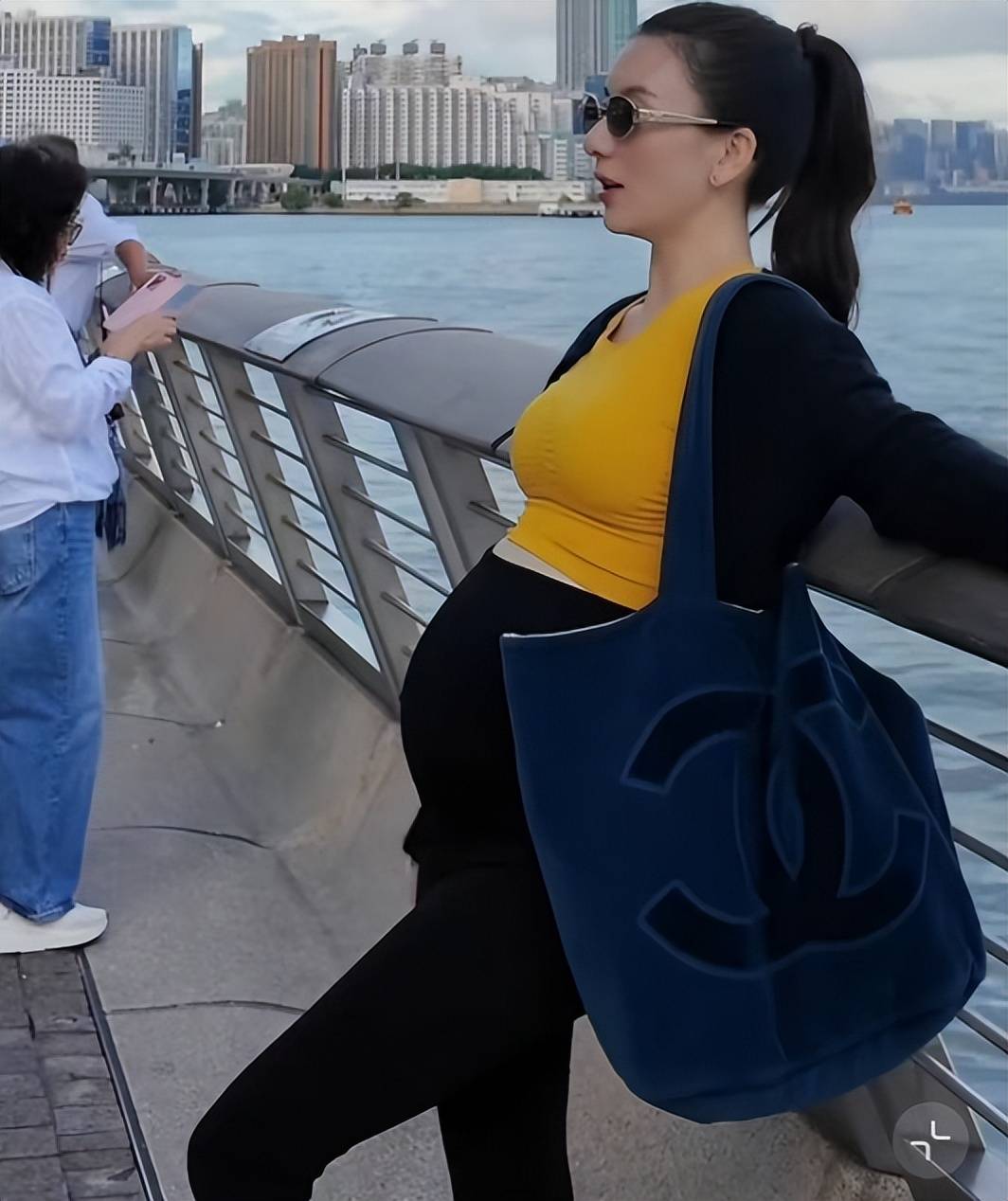 郭富城老婆晒孕期健身照，挺大肚练瑜伽不娇气，长胎少长肉美翻了