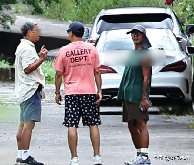 具俊晔祭奠大S，在墓前和朋友跷二郎腿玩手机，看别墅被疑要搬家